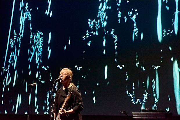 Fågelle – <i>EN NATT I DECEMBER MAN GÅR ALDRIG UT</i>, Visuals: Beate Kunath