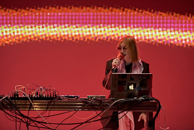 Gudrun Gut – <i>Moment</i>