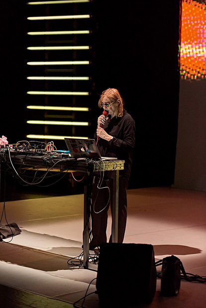 Gudrun Gut – <i>Moment</i>